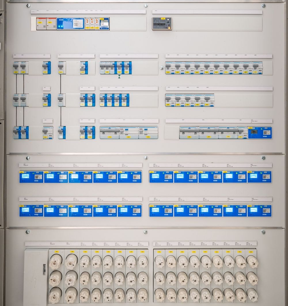 Geordnete Elektroverteilung mit Sicherungen und Messgeräten